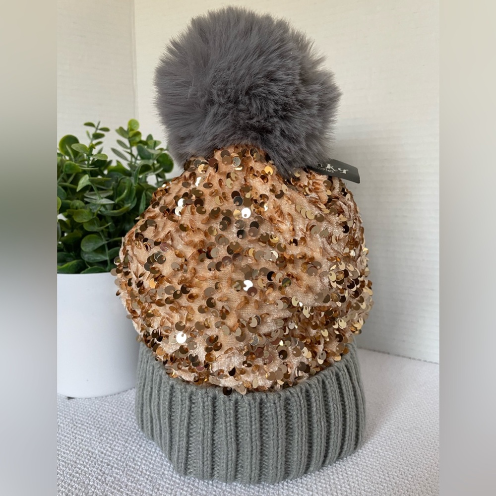 Cold Weather Hat With Sequins And A Soft Fuzzy Pom Pom. Womens NWT